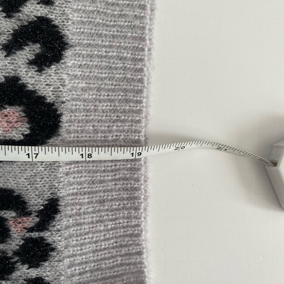 Kiss The Stars Gray Leopard Print Crewneck Sweater Sz Small - Picture 7 of 7